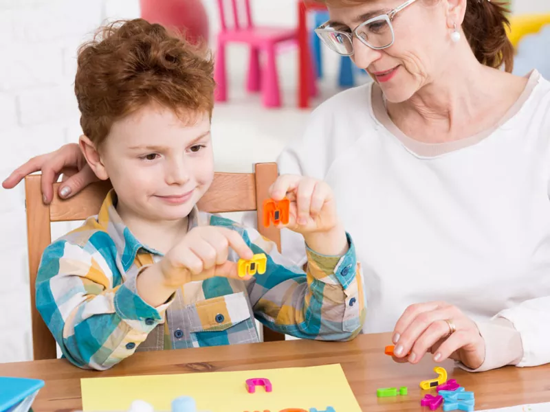 کاردرمانی کودکان اوتیسم